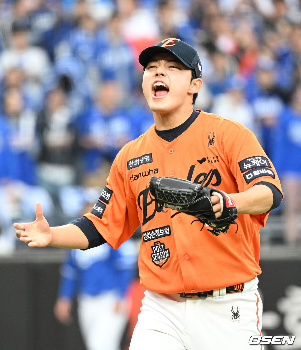 18일 오후 대전 한화생명볼파크에서 2025 신한 SOL Bank KBO리그 포스트시즌 플레이오프 1차전 한화 이글스와 삼성 라이온즈의 경기가 열렸다.한화는 폰세, 삼성은 가라비토를 선발 투수로 내세웠다.7회초 수비를 마친 한화 문동주가 환호하고 있다. 2025.10.18 /sunday@osen.co.kr