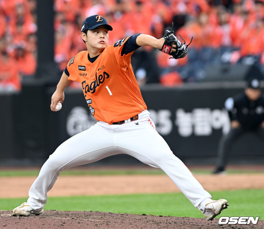 18일 오후 대전 한화생명볼파크에서 2025 신한 SOL Bank KBO리그 포스트시즌 플레이오프 1차전 한화 이글스와 삼성 라이온즈의 경기가 열렸다.한화는 폰세, 삼성은 가라비토를 선발 투수로 내세웠다.7회초 문동주가 중간계투로 마운드에 올라 역투하고 있다. 2025.10.18 /spjj@osen.co.kr