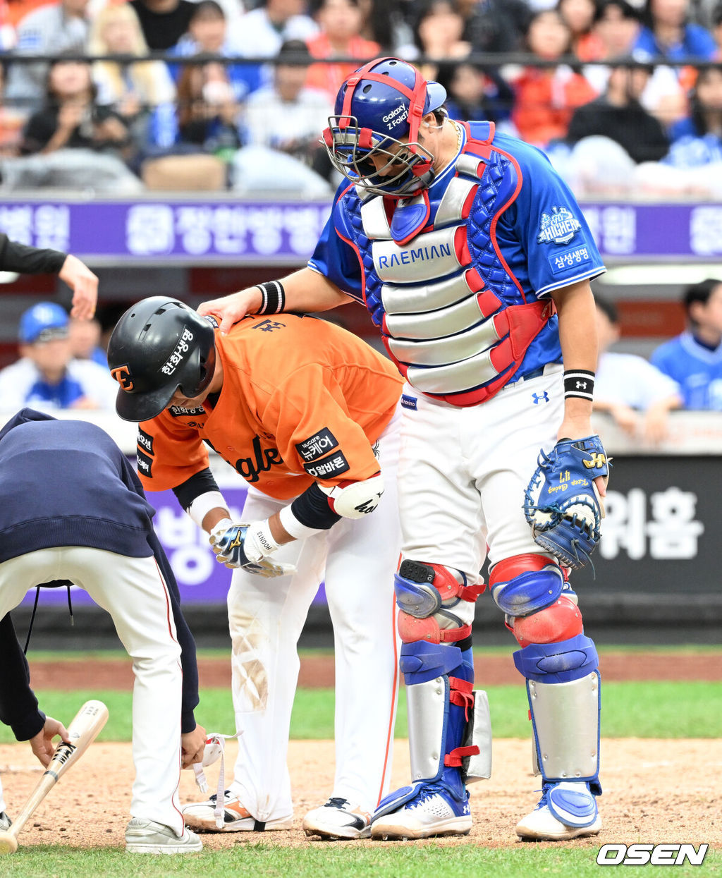 18일 오후 대전 한화생명볼파크에서 2025 신한 SOL Bank KBO리그 포스트시즌 플레이오프 1차전 한화 이글스와 삼성 라이온즈의 경기가 열렸다.한화는 폰세, 삼성은 가라비토를 선발 투수로 내세웠다.3회말 2사에서 삼성 강민호가 몸에 맞는 볼로 출루하는 한화 최재훈에게 미안함을 전하고 있다. 2025.10.18 /sunday@osen.co.kr