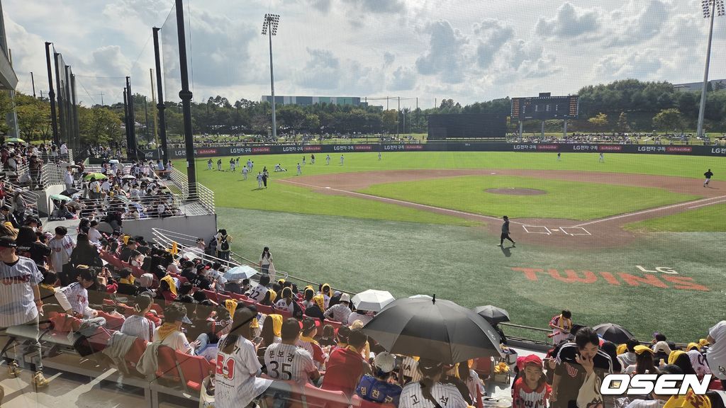 LG 트윈스는 19일 이천 LG챔피언스파크에서 청백전을 실시했다. 수 많은 팬들이 찾아왔다. /orange@osen.co.kr