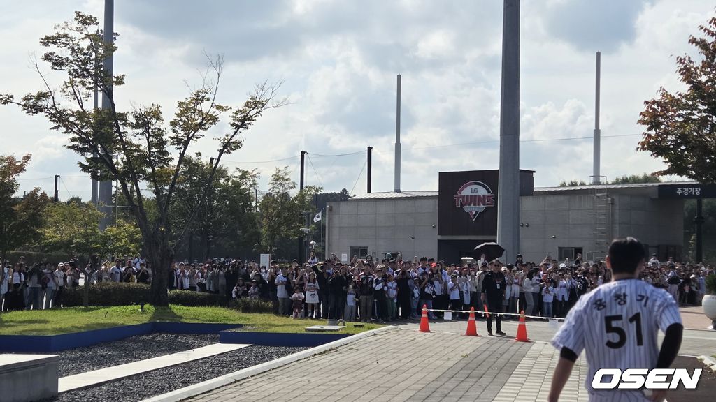 LG 트윈스는 19일 이천 LG챔피언스파크에서 청백전을 실시했다. LG 홍창기가 팬들의 환호를 받고 있다. /orange@osen.co.kr