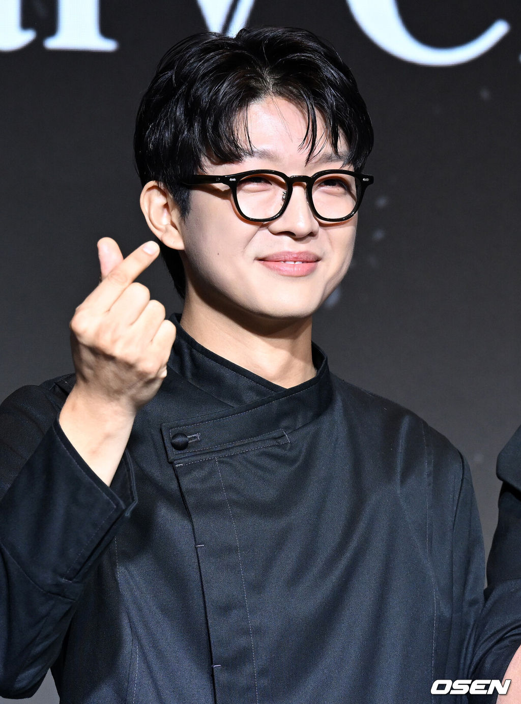 7일 오전 서울 호텔 나루 서울 엠갤러리에서 넷플릭스 '흑백요리사: 요리 계급 전쟁' TOP8 기자와의 ‘맛’남 행사가 열렸다.'흑백요리사'는 한국을 비롯해 전 세계 28개국 TOP 10에 오르며 지난달 17일 공개 이후 2주 연속 넷플릭스 글로벌 TOP 10 TV(비영어) 부문 1위를 기록했다.트리플 스타가 포토타임을 가지고 있다. 2024.10.07 /sunday@osen.co.kr