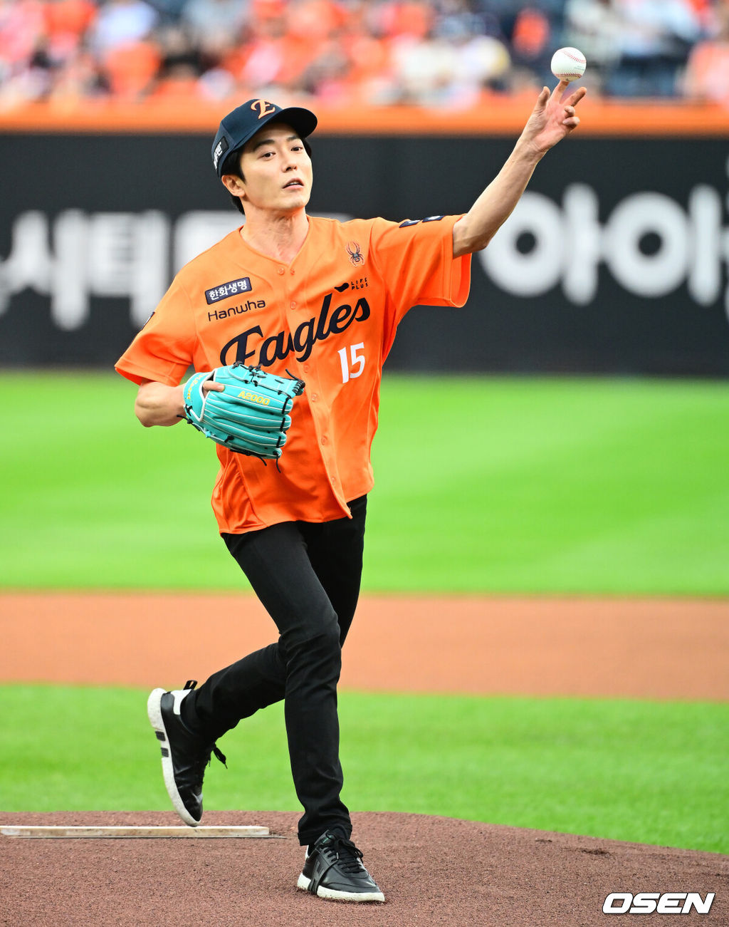 19일 오후 대전 한화생명볼파크에서 2025 신한 SOL Bank KBO리그 포스트시즌 플레이오프 2차전 한화 이글스와 삼성 라이온즈의 경기가 열렸다.한화는 라이언 와이스, 삼성은 최원태를 선발 투수로 내세웠다.배우 김재욱이 시구를 하고 있다. 2025.10.19 /jpnews@osen.co.kr