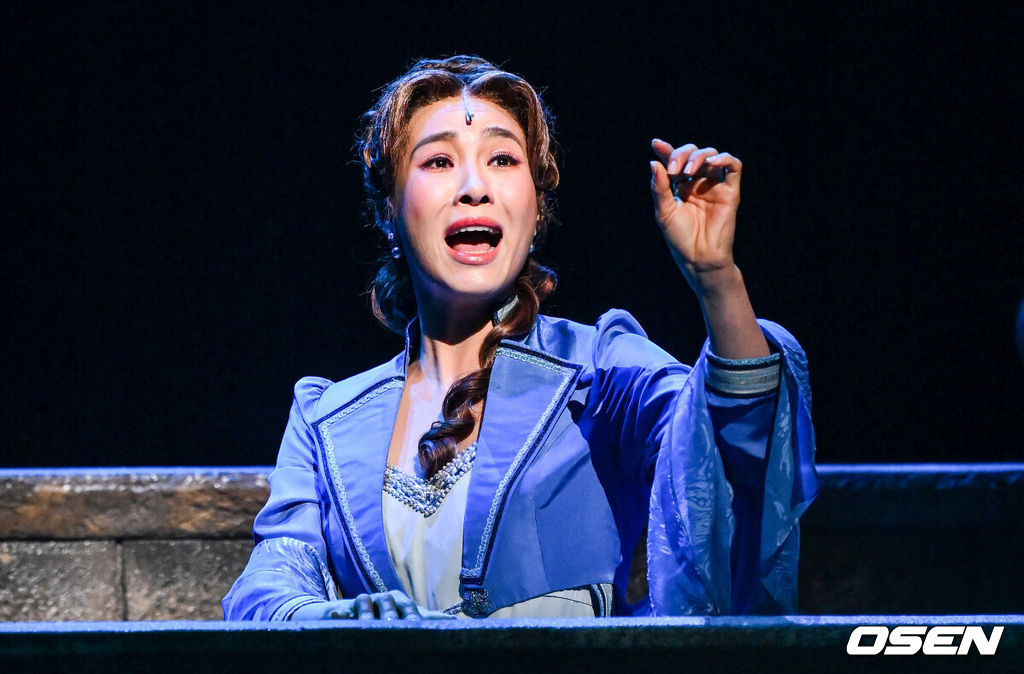 19일 오후 서울 서초구 예술의 전당에서 뮤지컬 ‘베토벤’ 프레스콜이 진행됐다.위대한 예술가이자 한 인간으로서의 고뇌를 그려내는 베토벤 역은 박효신과 박은태, 카이가 번갈아 연기한다. 연인 안토니 브렌타노와의 운명적 사랑으로 세상을 향해 마음을 여는 과정과 상처 받은 영혼이 구원받는 서사를 담아낸다. '월광 소나타', '비창' 등 베토벤의 원곡을 모티브로 제작된 넘버를 폭발적인 가창력으로 선보일 예정이다.뮤지컬 베토벤은 세기의 음악가 베토벤의 삶과 음악, 사랑을 뮤지컬로 담아내며 지난 12일 첫 공연을 올렸다.배우 옥주현이 열연을 펼치고 있다.  2023.01.19 / soul1014@osen.co.kr