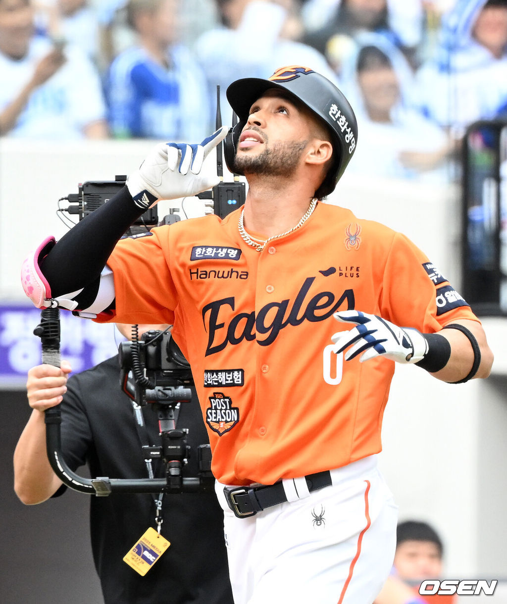 19일 오후 대전 한화생명볼파크에서 2025 신한 SOL Bank KBO리그 포스트시즌 플레이오프 2차전 한화 이글스와 삼성 라이온즈의 경기가 열렸다.한화는 라이언 와이스, 삼성은 최원태를 선발 투수로 내세웠다.1회말 1사에서 한화 리베라토가 좌중월 솔로 홈런을 치고 환호하고 있다. 2025.10.19 /sunday@osen.co.kr