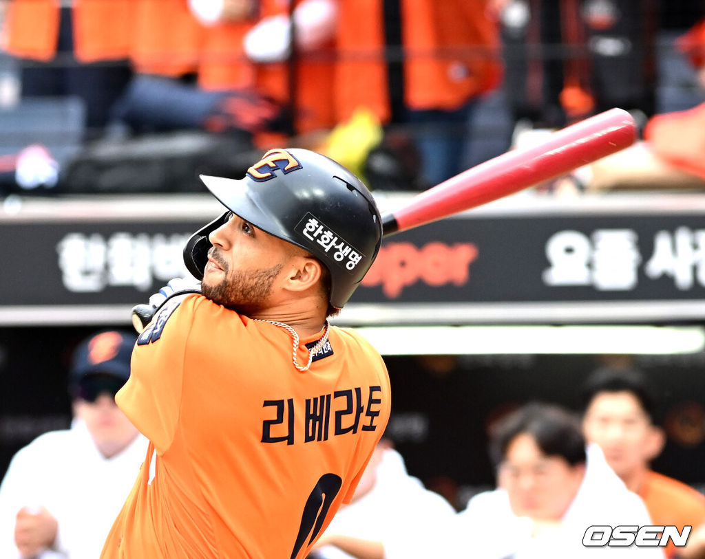 19일 오후 대전 한화생명볼파크에서 2025 신한 SOL Bank KBO리그 포스트시즌 플레이오프 2차전 한화 이글스와 삼성 라이온즈의 경기가 열렸다.한화는 라이언 와이스, 삼성은 최원태를 선발 투수로 내세웠다. 1회말 1사 리베라토가 홈런을 치고 있다. 2025.10.19 /spjj@osen.co.kr