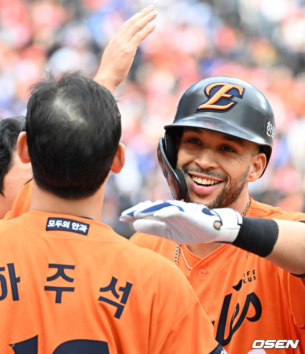 19일 오후 대전 한화생명볼파크에서 2025 신한 SOL Bank KBO리그 포스트시즌 플레이오프 2차전 한화 이글스와 삼성 라이온즈의 경기가 열렸다.한화는 라이언 와이스, 삼성은 최원태를 선발 투수로 내세웠다.1회말 1사에서 한화 리베라토가 좌중월 솔로 홈런을 치고 더그아웃에서 동료들과 환호하고 있다. 2025.10.19 /sunday@osen.co.kr