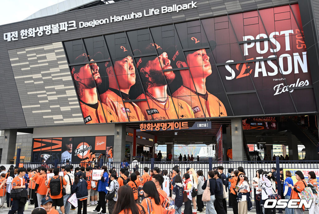 19일 오후 대전 한화생명볼파크에서 2025 신한 SOL Bank KBO리그 포스트시즌 플레이오프 2차전 한화 이글스와 삼성 라이온즈의 경기가 열렸다.한화는 라이언 와이스, 삼성은 최원태를 선발 투수로 내세웠다.경기에 앞서 야구팬을이 입장을 하기 위해 줄을 서 기다리고 있다. 2025.10.19 /sunday@osen.co.kr