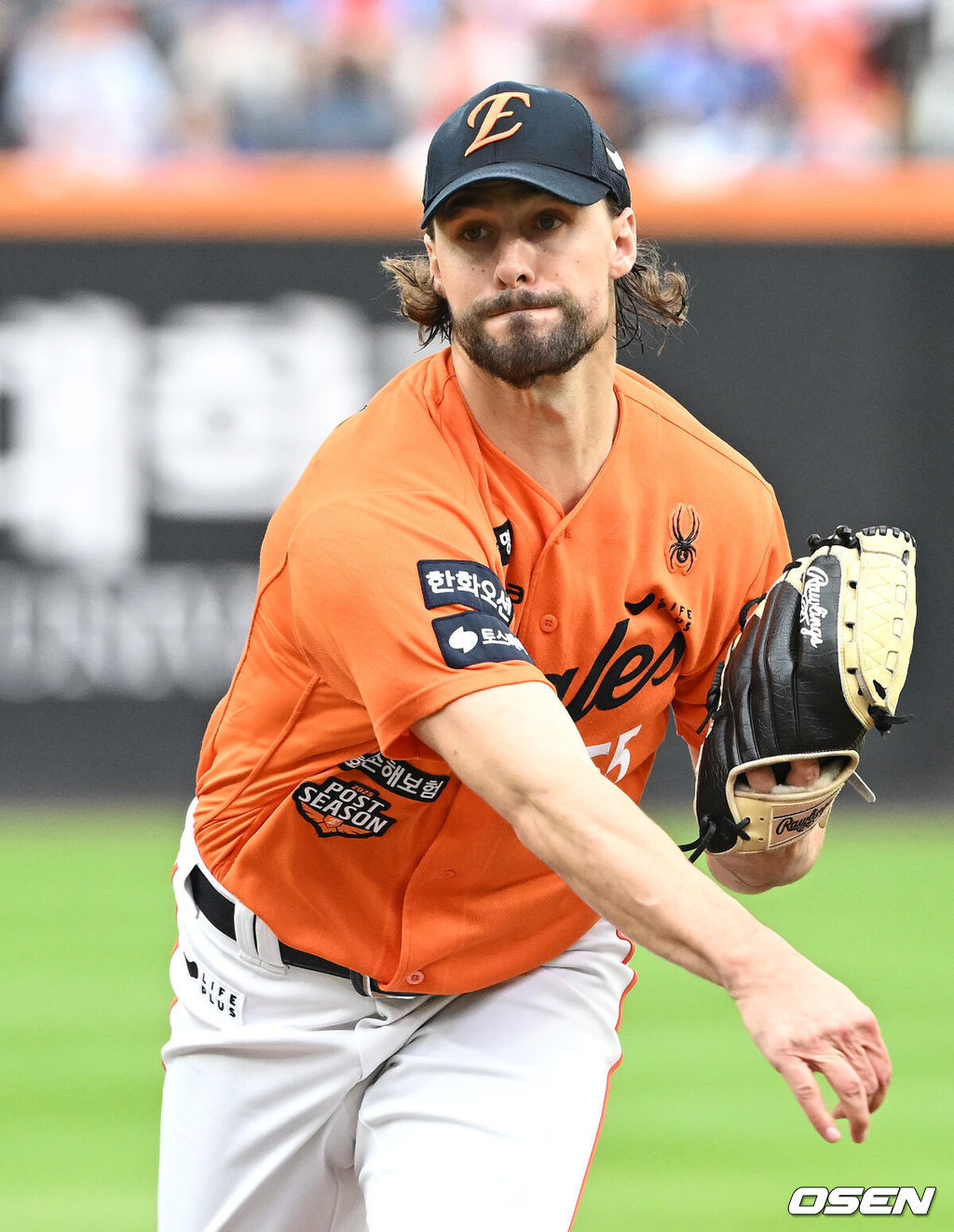 19일 오후 대전 한화생명볼파크에서 2025 신한 SOL Bank KBO리그 포스트시즌 플레이오프 2차전 한화 이글스와 삼성 라이온즈의 경기가 열렸다.한화는 라이언 와이스, 삼성은 최원태를 선발 투수로 내세웠다.1회초 무사에서 한화 선발투수 와이스가 역투하고 있다. 2025.10.19 /sunday@osen.co.kr