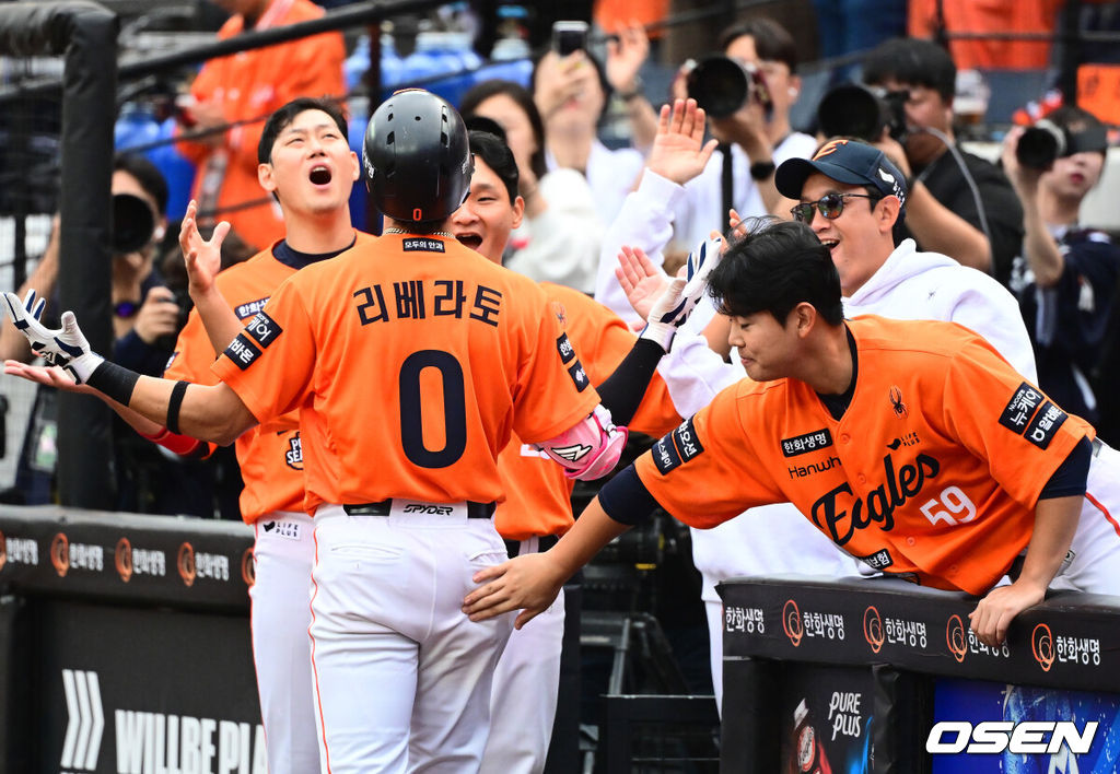 19일 오후 대전 한화생명볼파크에서 2025 신한 SOL Bank KBO리그 포스트시즌 플레이오프 2차전 한화 이글스와 삼성 라이온즈의 경기가 열렸다.한화는 라이언 와이스, 삼성은 최원태를 선발 투수로 내세웠다.1회말 1사에서 한화 리베라토가 선제 좌월 솔로포를 날리고 더그아웃에서 동료선수들과 세리머니를 하고 있다. 2025.10.19 /jpnews@osen.co.kr