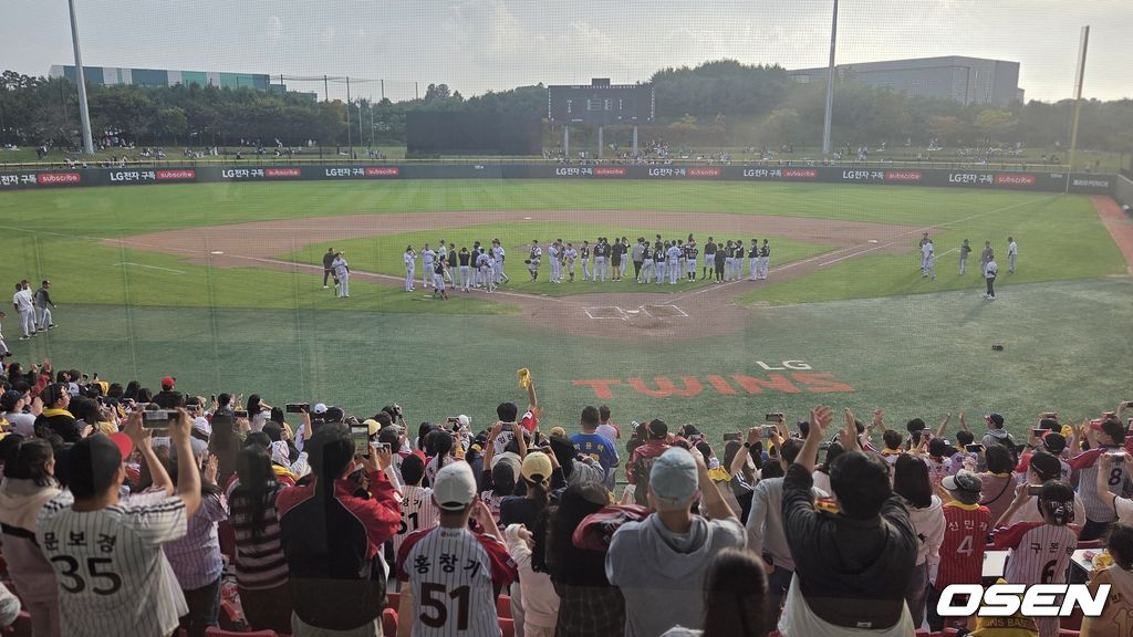 LG 트윈스는 19일 이천 LG챔피언스파크에서 청백전을 실시했다. 경기가 끝나고 선수단이 팬들에게 인사하고 있다. /orange@osen.co.kr
