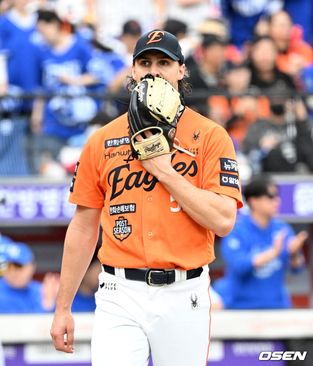 19일 오후 대전 한화생명볼파크에서 2025 신한 SOL Bank KBO리그 포스트시즌 플레이오프 2차전 한화 이글스와 삼성 라이온즈의 경기가 열렸다.한화는 라이언 와이스, 삼성은 최원태를 선발 투수로 내세웠다.4회초 수비를 마친 한화 와이스가 아쉬워하고 있다. 2025.10.19 /sunday@osen.co.kr