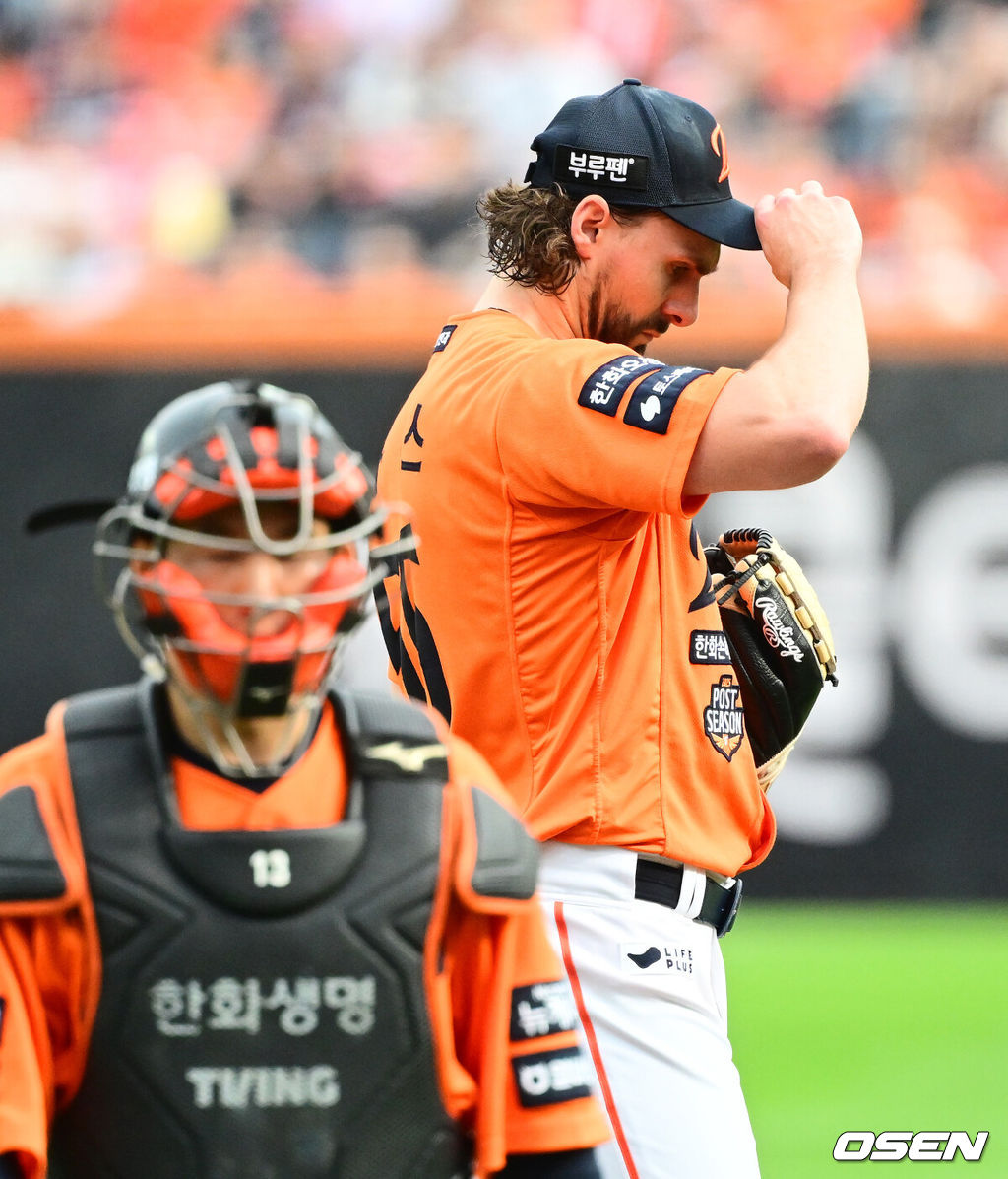 19일 오후 대전 한화생명볼파크에서 2025 신한 SOL Bank KBO리그 포스트시즌 플레이오프 2차전 한화 이글스와 삼성 라이온즈의 경기가 열렸다.한화는 라이언 와이스, 삼성은 최원태를 선발 투수로 내세웠다.3회초 1사 1,3루에서 한화 와이스가 삼성 디아즈에 역전 1타점 적시 2루타를 허용하며 아쉬워하고 있다. 2025.10.19 /jpnews@osen.co.kr