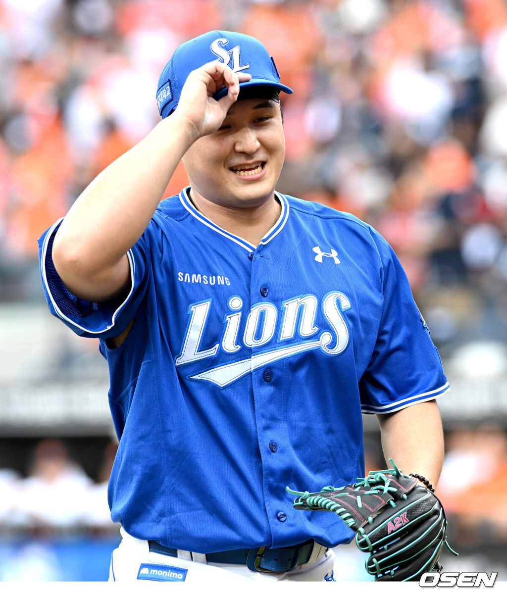 19일 오후 대전 한화생명볼파크에서 2025 신한 SOL Bank KBO리그 포스트시즌 플레이오프 2차전 한화 이글스와 삼성 라이온즈의 경기가 열렸다.한화는 라이언 와이스, 삼성은 최원태를 선발 투수로 내세웠다.2회말 수비를 무실점으로 막은 최원태가 웃고 있다. 2025.10.19 /spjj@osen.co.kr