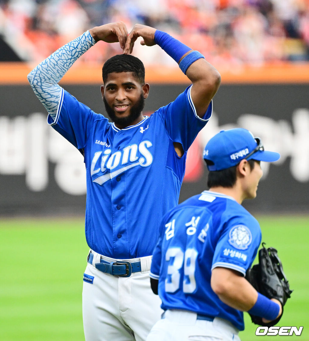 19일 오후 대전 한화생명볼파크에서 2025 신한 SOL Bank KBO리그 포스트시즌 플레이오프 2차전 한화 이글스와 삼성 라이온즈의 경기가 열렸다.한화는 라이언 와이스, 삼성은 최원태를 선발 투수로 내세웠다.4회초 2사 1,3루에서 삼성 디아즈가 1타점 적시 2루타를 날리며 기뻐하고 있다. 2025.10.19 /jpnews@osen.co.kr