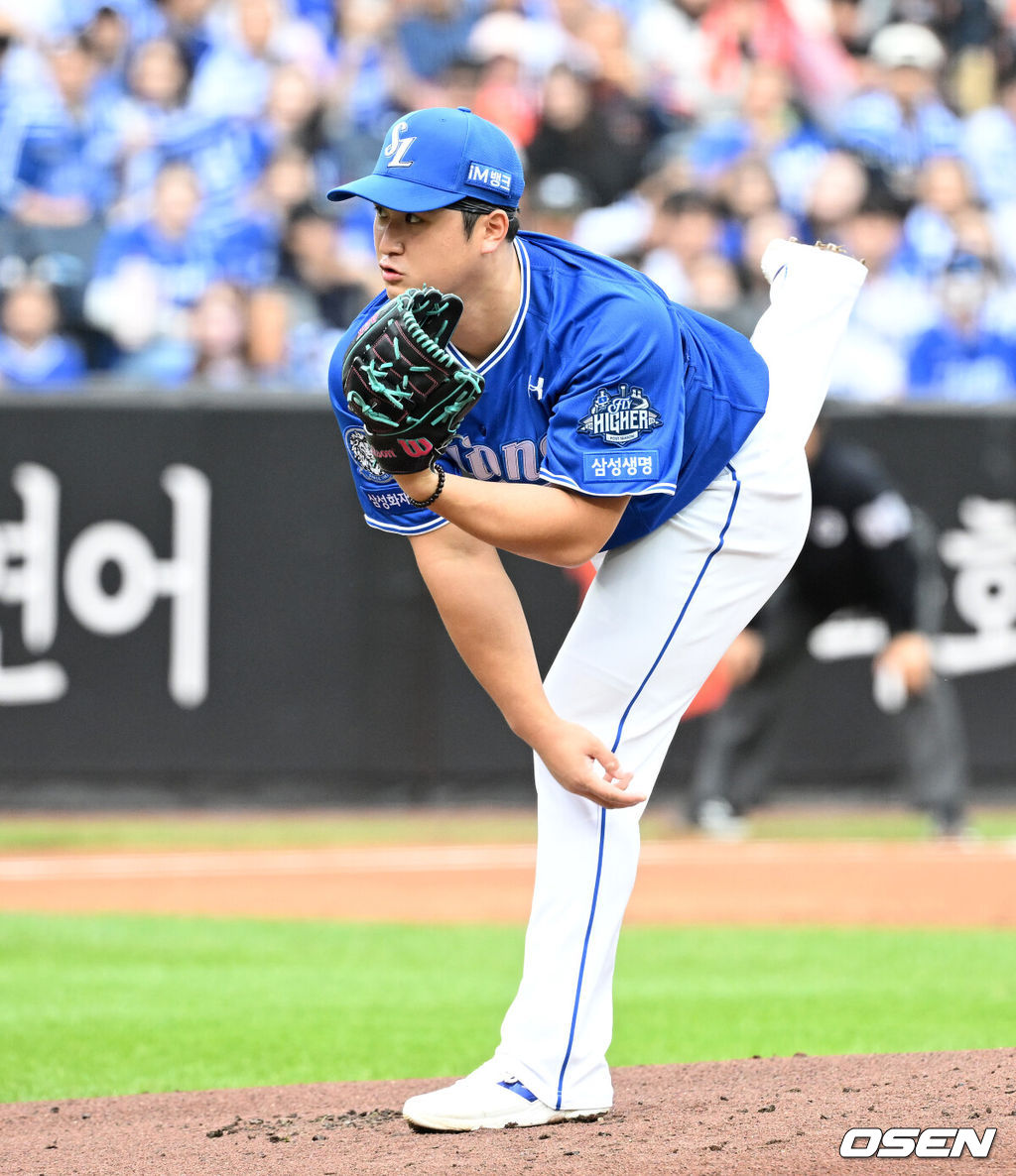 19일 오후 대전 한화생명볼파크에서 2025 신한 SOL Bank KBO리그 포스트시즌 플레이오프 2차전 한화 이글스와 삼성 라이온즈의 경기가 열렸다.한화는 라이언 와이스, 삼성은 최원태를 선발 투수로 내세웠다.1회말 무사에서 삼성 선발투수 최원태가 역투하고 있다. 2025.10.19 /sunday@osen.co.kr