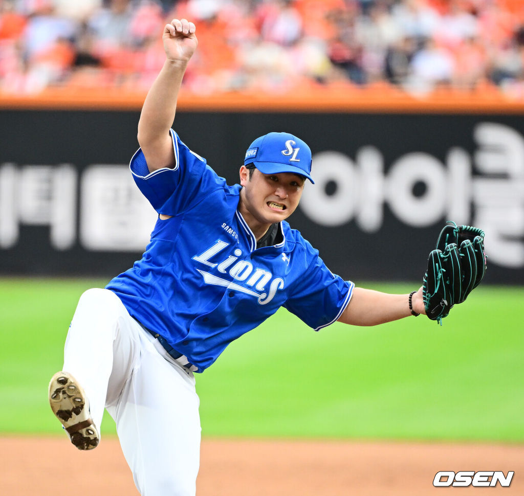 19일 오후 대전 한화생명볼파크에서 2025 신한 SOL Bank KBO리그 포스트시즌 플레이오프 2차전 한화 이글스와 삼성 라이온즈의 경기가 열렸다.한화는 라이언 와이스, 삼성은 최원태를 선발 투수로 내세웠다.4회말 삼성 최원태가 역투하고 있다. 2025.10.19 /jpnews@osen.co.kr