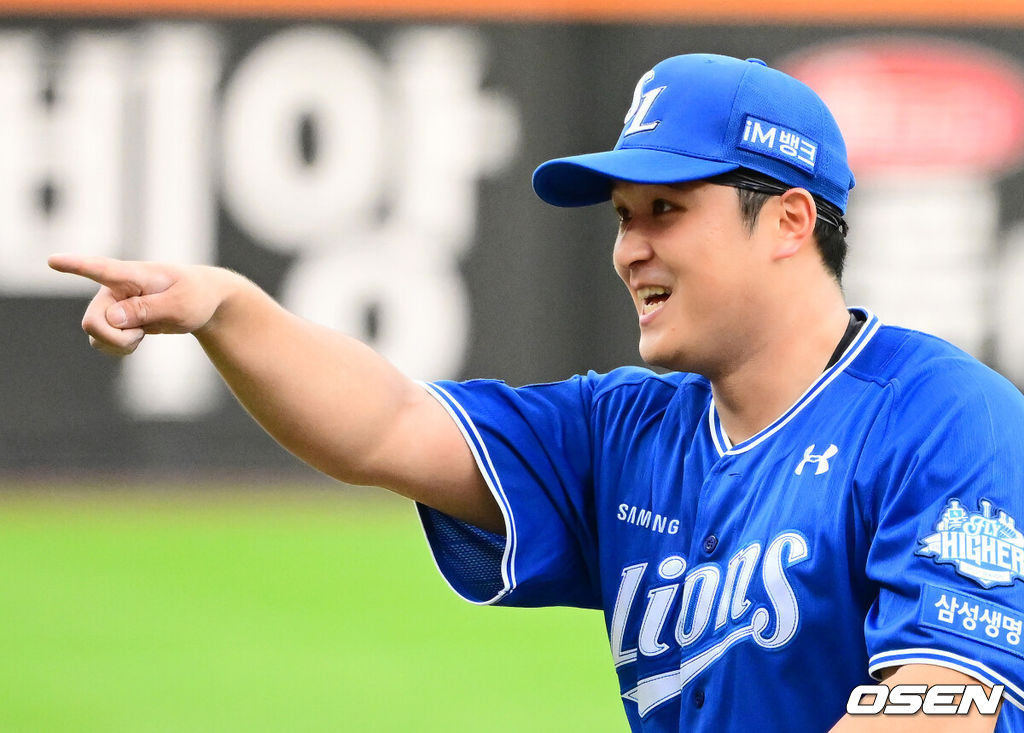 19일 오후 대전 한화생명볼파크에서 2025 신한 SOL Bank KBO리그 포스트시즌 플레이오프 2차전 한화 이글스와 삼성 라이온즈의 경기가 열렸다.한화는 라이언 와이스, 삼성은 최원태를 선발 투수로 내세웠다.7회말 수비를 마친 삼성 최원태가 포효하고 있다. 2025.10.19 /jpnews@osen.co.kr