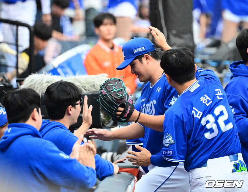 19일 오후 대전 한화생명볼파크에서 2025 신한 SOL Bank KBO리그 포스트시즌 플레이오프 2차전 한화 이글스와 삼성 라이온즈의 경기가 열렸다.한화는 라이언 와이스, 삼성은 최원태를 선발 투수로 내세웠다.4회말 수비를 마친 삼성 최원태가 더그아웃에서 동료선수들과 기뻐하고 있다. 2025.10.19 /jpnews@osen.co.kr