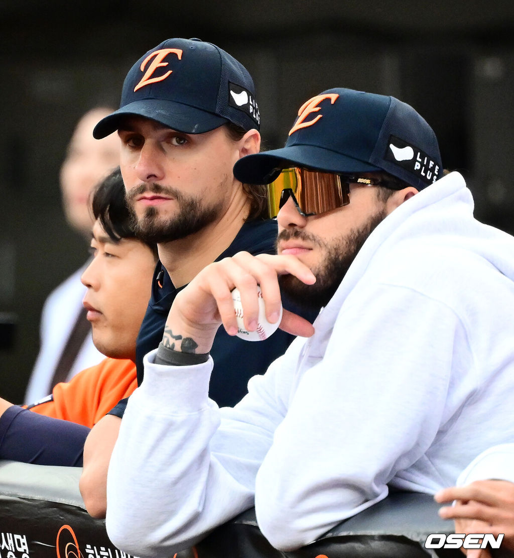 19일 오후 대전 한화생명볼파크에서 2025 신한 SOL Bank KBO리그 포스트시즌 플레이오프 2차전 한화 이글스와 삼성 라이온즈의 경기가 열렸다.한화는 라이언 와이스, 삼성은 최원태를 선발 투수로 내세웠다.6회초 한화 와이스, 폰세가 경기를 지켜보고 있다. 2025.10.19 /jpnews@osen.co.kr