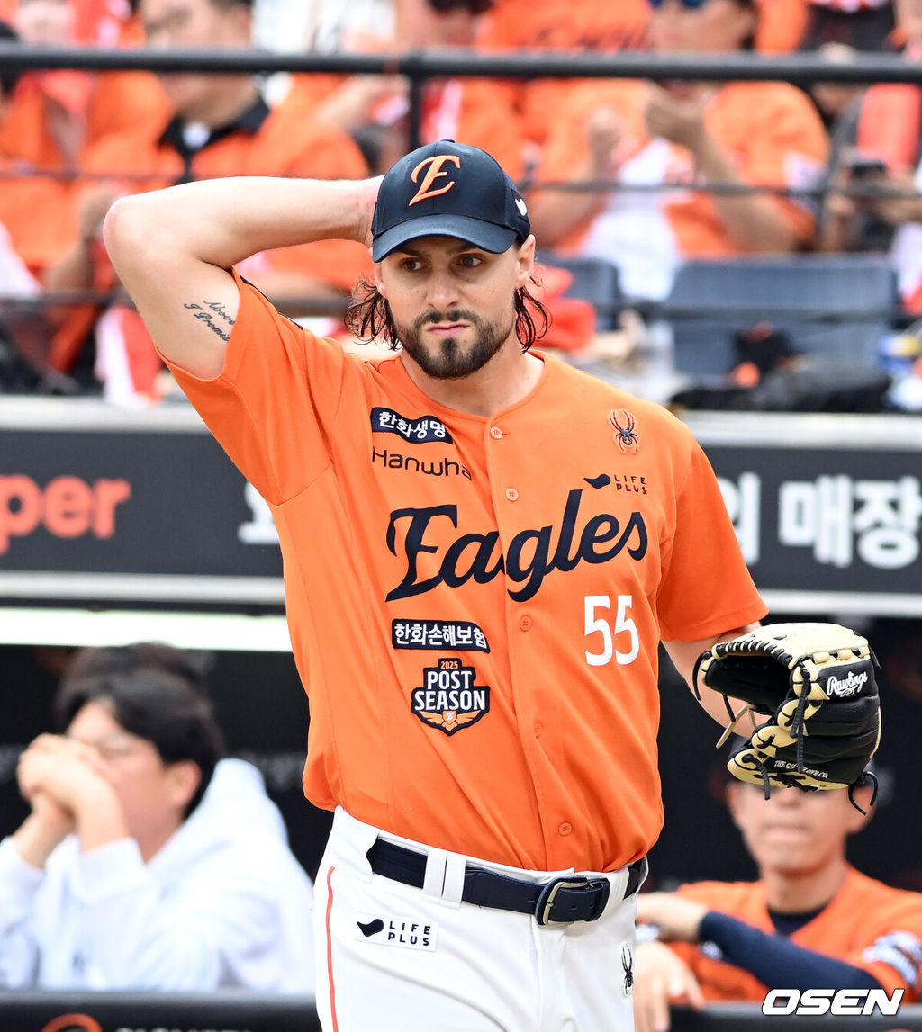 19일 오후 대전 한화생명볼파크에서 2025 신한 SOL Bank KBO리그 포스트시즌 플레이오프 2차전 한화 이글스와 삼성 라이온즈의 경기가 열렸다.한화는 라이언 와이스, 삼성은 최원태를 선발 투수로 내세웠다.3회초 김성윤에게 안타를 맞아 무사 만루가 되자 와이스가 아쉬워하고 있다. 2025.10.19 /spjj@osen.co.kr