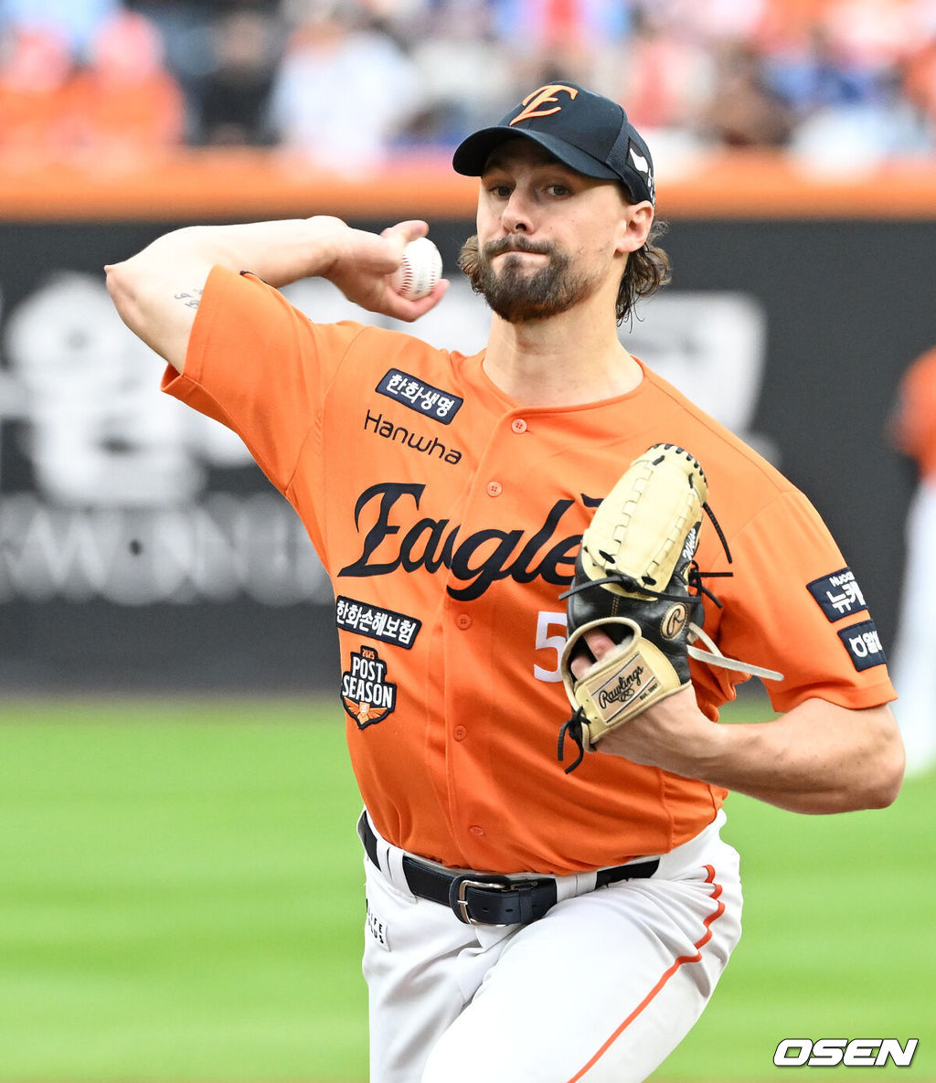 19일 오후 대전 한화생명볼파크에서 2025 신한 SOL Bank KBO리그 포스트시즌 플레이오프 2차전 한화 이글스와 삼성 라이온즈의 경기가 열렸다.한화는 라이언 와이스, 삼성은 최원태를 선발 투수로 내세웠다.1회초 무사에서 한화 선발투수 와이스가 역투하고 있다. 2025.10.19 /sunday@osen.co.kr