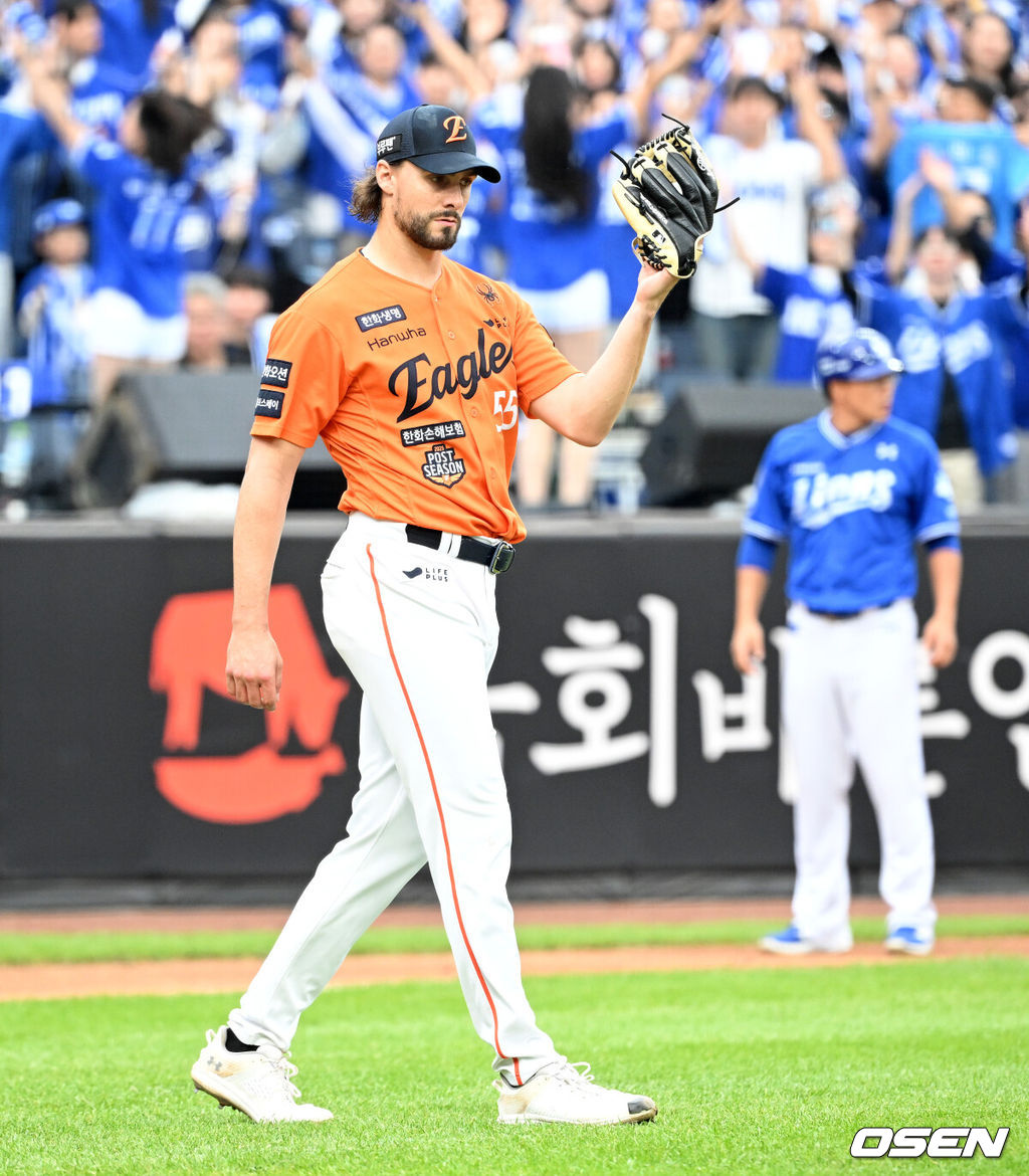 19일 오후 대전 한화생명볼파크에서 2025 신한 SOL Bank KBO리그 포스트시즌 플레이오프 2차전 한화 이글스와 삼성 라이온즈의 경기가 열렸다.한화는 라이언 와이스, 삼성은 최원태를 선발 투수로 내세웠다.2회초 2사 1루에서 삼성 김태훈에게 좌중간 안타를 허용한 한화 와이스가 아쉬워하고 있다. 2025.10.19 /sunday@osen.co.kr