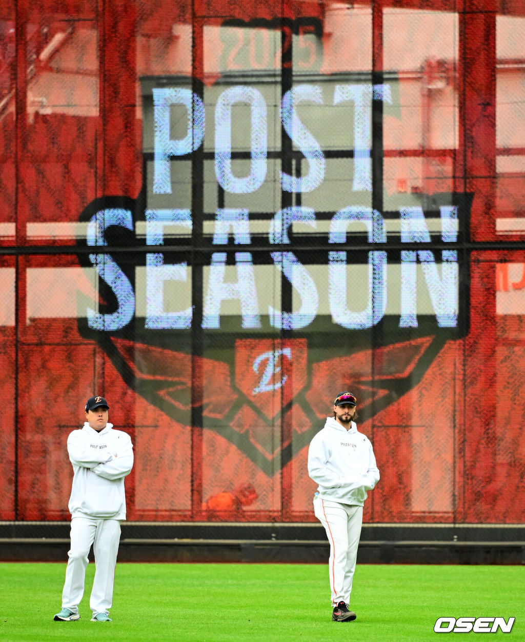 18일 오후 대전 한화생명볼파크에서 2025 신한 SOL Bank KBO리그 포스트시즌 플레이오프 1차전 한화 이글스와 삼성 라이온즈의 경기가 열렸다.한화는 폰세, 삼성은 가라비토를 선발 투수로 내세웠다.한화 류현진, 와이스가 외야에서 경기를 준비하고 있다. 2025.10.18 /jpnews@osen.co.kr