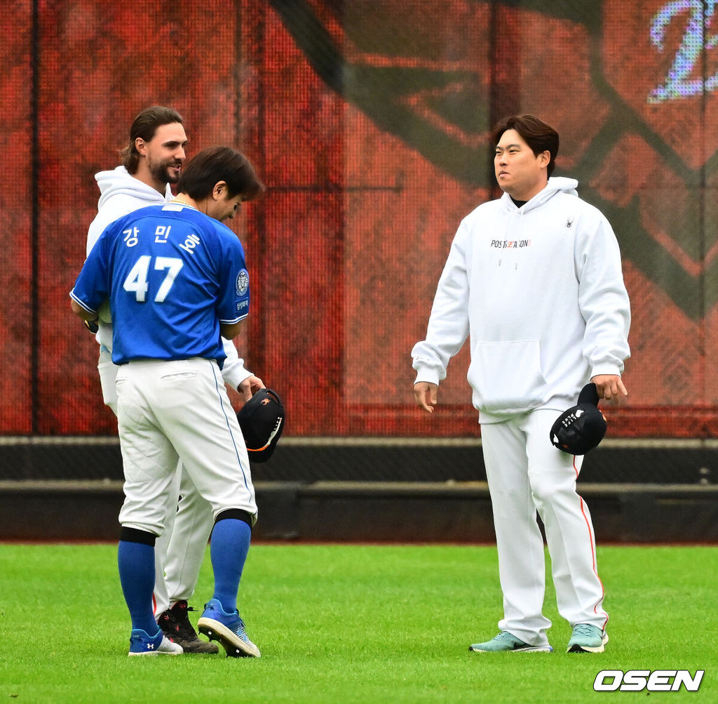 18일 오후 대전 한화생명볼파크에서 2025 신한 SOL Bank KBO리그 포스트시즌 플레이오프 1차전 한화 이글스와 삼성 라이온즈의 경기가 열렸다.한화는 폰세, 삼성은 가라비토를 선발 투수로 내세웠다.경기에 앞서 삼성 강민호, 한화 와이스, 류현진이 인사를 나누고 있다. 2025.10.18 /jpnews@osen.co.kr