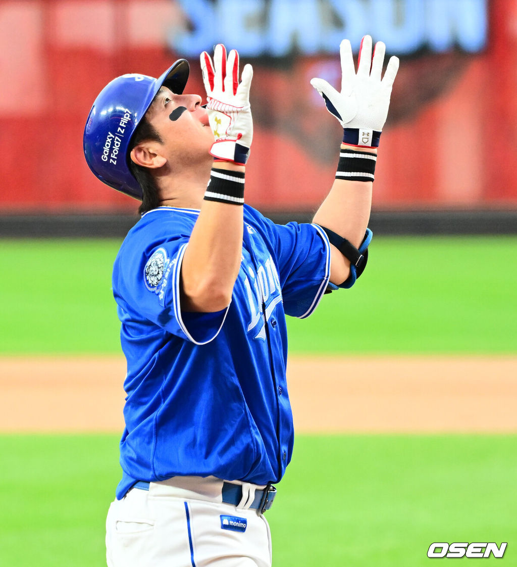 19일 오후 대전 한화생명볼파크에서 2025 신한 SOL Bank KBO리그 포스트시즌 플레이오프 2차전 한화 이글스와 삼성 라이온즈의 경기가 열렸다.한화는 라이언 와이스, 삼성은 최원태를 선발 투수로 내세웠다.9회초 2사 1루에서 삼성 강민호가 좌월 투런포를 날리며 기뻐하고 있다. 2025.10.19 /jpnews@osen.co.kr