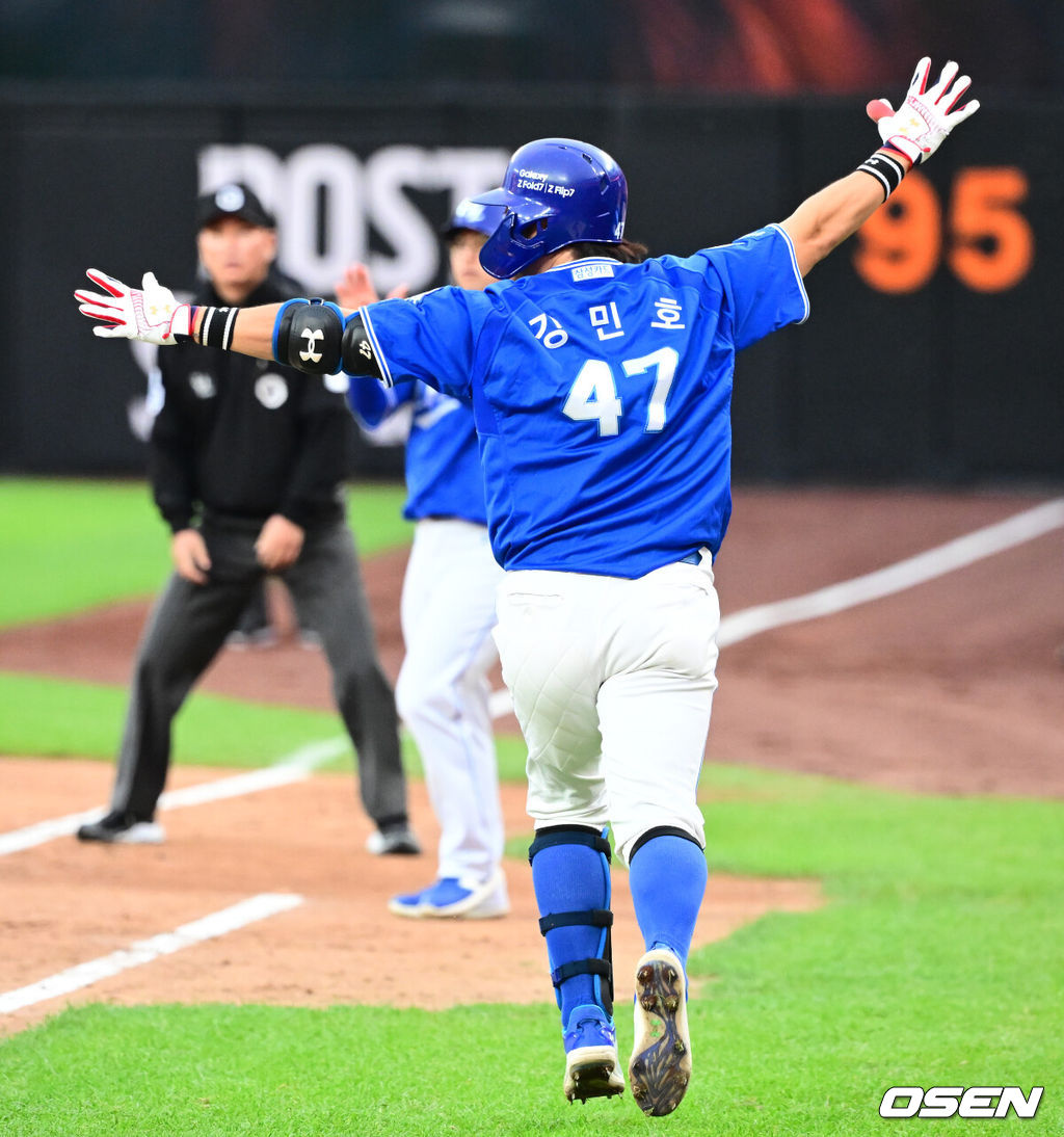 19일 오후 대전 한화생명볼파크에서 2025 신한 SOL Bank KBO리그 포스트시즌 플레이오프 2차전 한화 이글스와 삼성 라이온즈의 경기가 열렸다.한화는 라이언 와이스, 삼성은 최원태를 선발 투수로 내세웠다.9회초 2사 1루에서 삼성 강민호가 좌월 투런포를 날리며 기뻐하고 있다. 2025.10.19 /jpnews@osen.co.kr