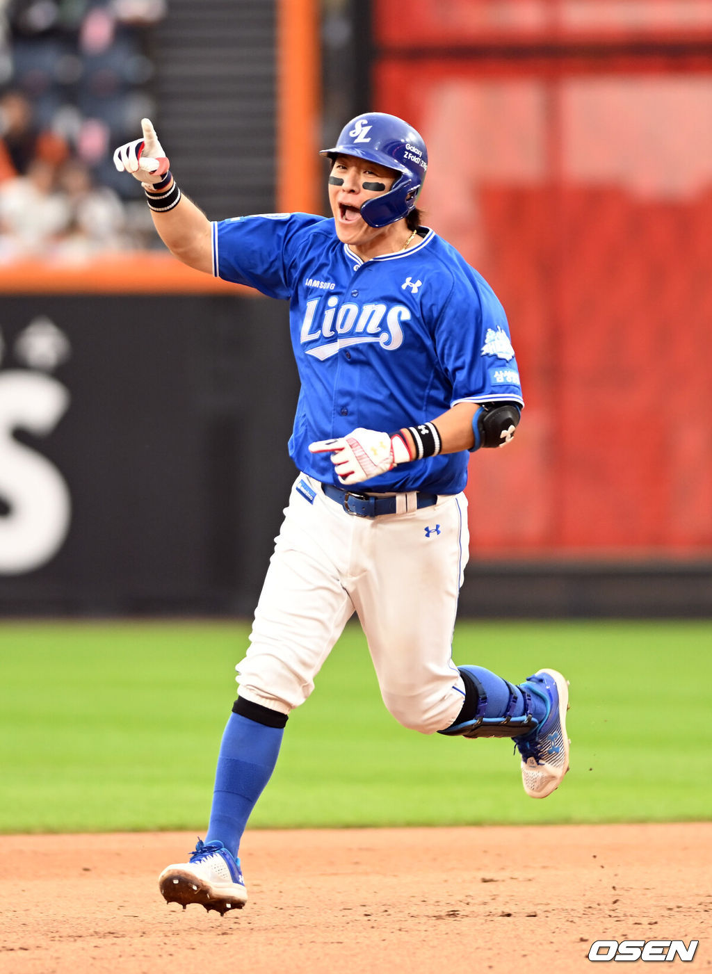 19일 오후 대전 한화생명볼파크에서 2025 신한 SOL Bank KBO리그 포스트시즌 플레이오프 2차전 한화 이글스와 삼성 라이온즈의 경기가 열렸다.한화는 라이언 와이스, 삼성은 최원태를 선발 투수로 내세웠다.8회말 2사 1루 강민호가 투런 홈런을 치고 기뻐하고 있다. 2025.10.19 /spjj@osen.co.kr