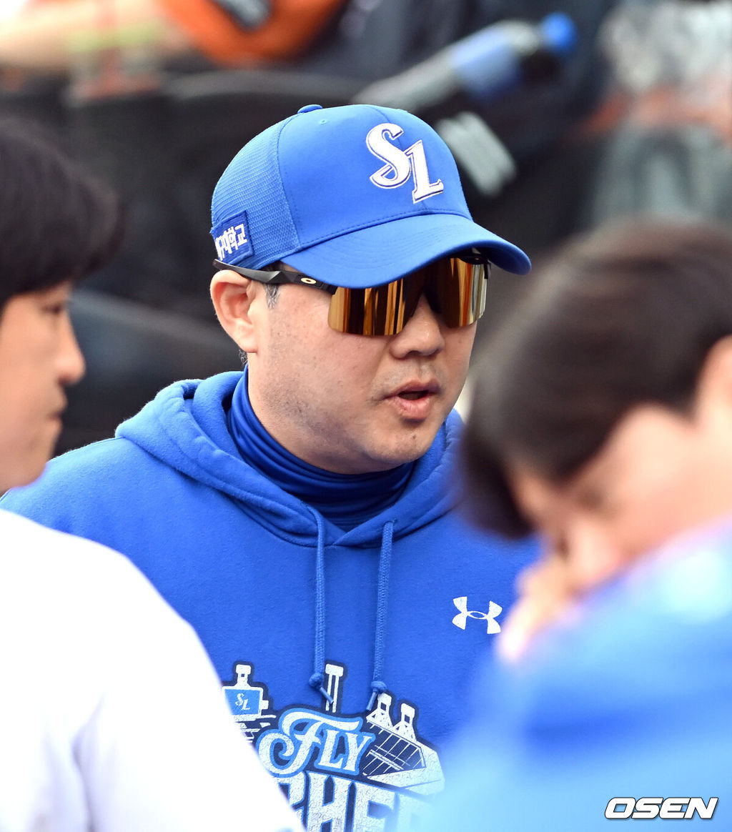 19일 오후 대전 한화생명볼파크에서 2025 신한 SOL Bank KBO리그 포스트시즌 플레이오프 2차전 한화 이글스와 삼성 라이온즈의 경기가 열렸다.한화는 라이언 와이스, 삼성은 최원태를 선발 투수로 내세웠다.7회말 최원태가 권광민을 삼진으로 처리 7이닝을 1실점으로 막아내자 박진만 감독이 강민호를 불러 상태를 체크하고 있다. 2025.10.19 /spjj@osen.co.kr