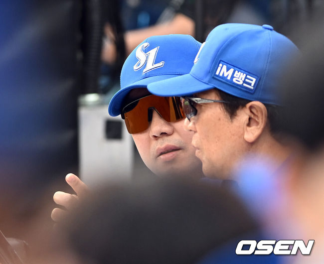 [OSEN=대전, 손용호 기자] 19일 오후 대전 한화생명볼파크에서 2025 신한 SOL Bank KBO리그 포스트시즌 플레이오프 2차전 한화 이글스와 삼성 라이온즈의 경기가 열렸다.한화는 라이언 와이스, 삼성은 최원태를 선발 투수로 내세웠다. 7회말 최원태가 권광민을 삼진으로 처리 7이닝을 1실점으로 막아내자 박진만 감독이 최일언 코치와 이야기를 나누고 있다. 2025.10.19 /spjj@osen.co.kr