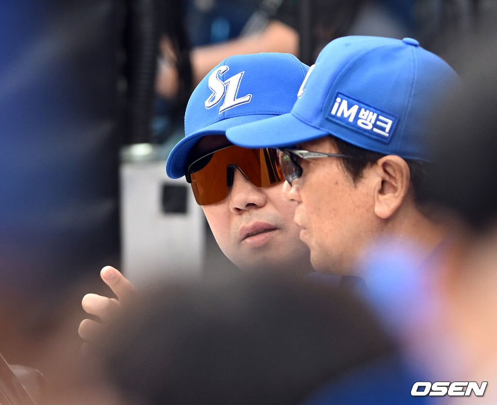 19일 오후 대전 한화생명볼파크에서 2025 신한 SOL Bank KBO리그 포스트시즌 플레이오프 2차전 한화 이글스와 삼성 라이온즈의 경기가 열렸다.한화는 라이언 와이스, 삼성은 최원태를 선발 투수로 내세웠다. 7회말 최원태가 권광민을 삼진으로 처리 7이닝을 1실점으로 막아내자 박진만 감독이 최일언 코치와 이야기를 나누고 있다. 2025.10.19 /spjj@osen.co.kr