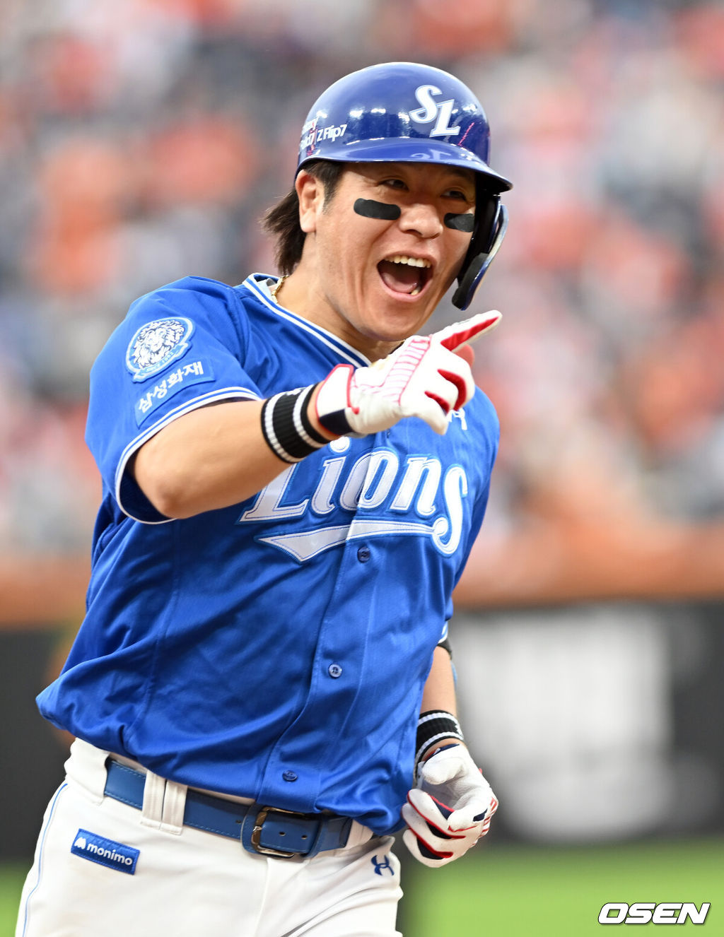 19일 오후 대전 한화생명볼파크에서 2025 신한 SOL Bank KBO리그 포스트시즌 플레이오프 2차전 한화 이글스와 삼성 라이온즈의 경기가 열렸다.한화는 라이언 와이스, 삼성은 최원태를 선발 투수로 내세웠다.8회말 2사 1루 강민호가 투런 홈런을 치고 기뻐하고 있다. 2025.10.19 /spjj@osen.co.kr