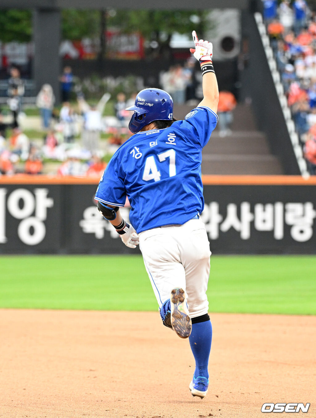 19일 오후 대전 한화생명볼파크에서 2025 신한 SOL Bank KBO리그 포스트시즌 플레이오프 2차전 한화 이글스와 삼성 라이온즈의 경기가 열렸다.한화는 라이언 와이스, 삼성은 최원태를 선발 투수로 내세웠다.9회초 2사 1루에서 삼성 강민호가 좌월 투런 홈런을 치고 환호하고 있다. 2025.10.19 /sunday@osen.co.kr