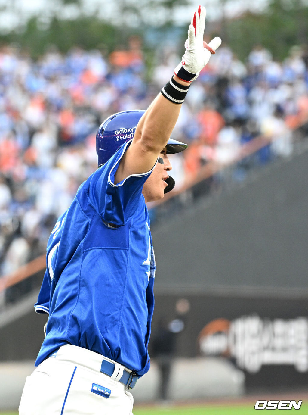 19일 오후 대전 한화생명볼파크에서 2025 신한 SOL Bank KBO리그 포스트시즌 플레이오프 2차전 한화 이글스와 삼성 라이온즈의 경기가 열렸다.한화는 라이언 와이스, 삼성은 최원태를 선발 투수로 내세웠다.9회초 2사 1루에서 삼성 강민호가 좌월 투런 홈런을 치고 환호하고 있다. 2025.10.19 /sunday@osen.co.kr