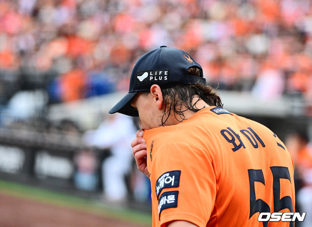 19일 오후 대전 한화생명볼파크에서 2025 신한 SOL Bank KBO리그 포스트시즌 플레이오프 2차전 한화 이글스와 삼성 라이온즈의 경기가 열렸다.한화는 라이언 와이스, 삼성은 최원태를 선발 투수로 내세웠다.3회초 2사 1루에서 한화 와이스가 삼성 김태훈에 우중간 안타를 허용하며 아쉬워하고 있다. 2025.10.19 /jpnews@osen.co.kr