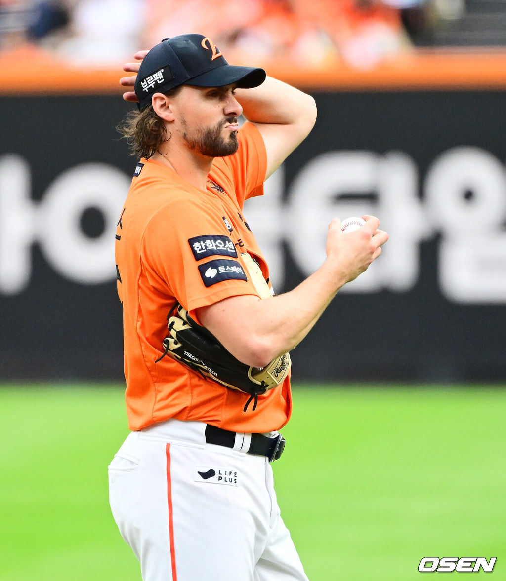 19일 오후 대전 한화생명볼파크에서 2025 신한 SOL Bank KBO리그 포스트시즌 플레이오프 2차전 한화 이글스와 삼성 라이온즈의 경기가 열렸다.한화는 라이언 와이스, 삼성은 최원태를 선발 투수로 내세웠다.3회초 무사 1루에서 한화 와이스가 삼성 김지찬에 중전 안타를 허용하며 아쉬워하고 있다. 2025.10.19 /jpnews@osen.co.kr