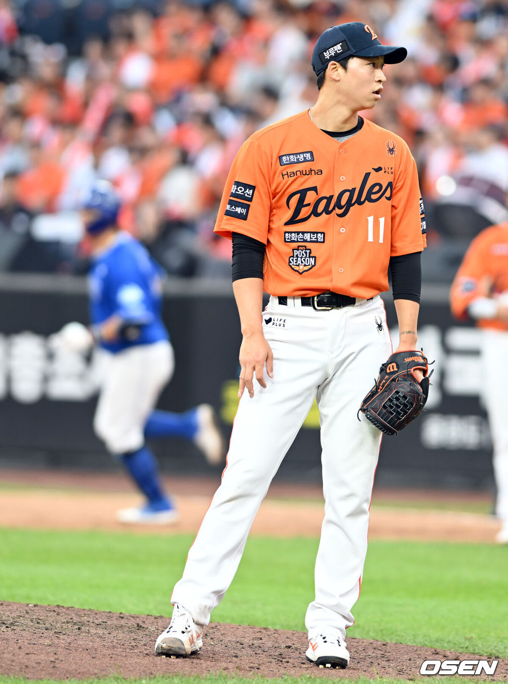 19일 오후 대전 한화생명볼파크에서 2025 신한 SOL Bank KBO리그 포스트시즌 플레이오프 2차전 한화 이글스와 삼성 라이온즈의 경기가 열렸다.한화는 라이언 와이스, 삼성은 최원태를 선발 투수로 내세웠다.8회말 2사 1루 엄상백이 강민호에게 투런 홈런을 맞고 망연자실 서있다. 2025.10.19 /spjj@osen.co.kr