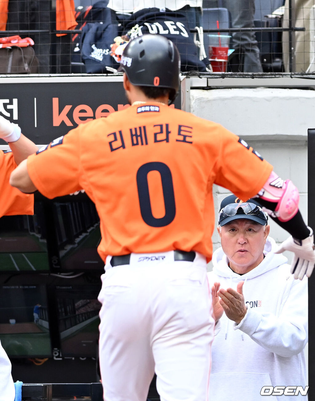 19일 오후 대전 한화생명볼파크에서 2025 신한 SOL Bank KBO리그 포스트시즌 플레이오프 2차전 한화 이글스와 삼성 라이온즈의 경기가 열렸다.한화는 라이언 와이스, 삼성은 최원태를 선발 투수로 내세웠다.1회말 1사 홈런을 친 리베라토를 김경문 감독이 반갑게 맞이하고 있다. 2025.10.19 /spjj@osen.co.kr