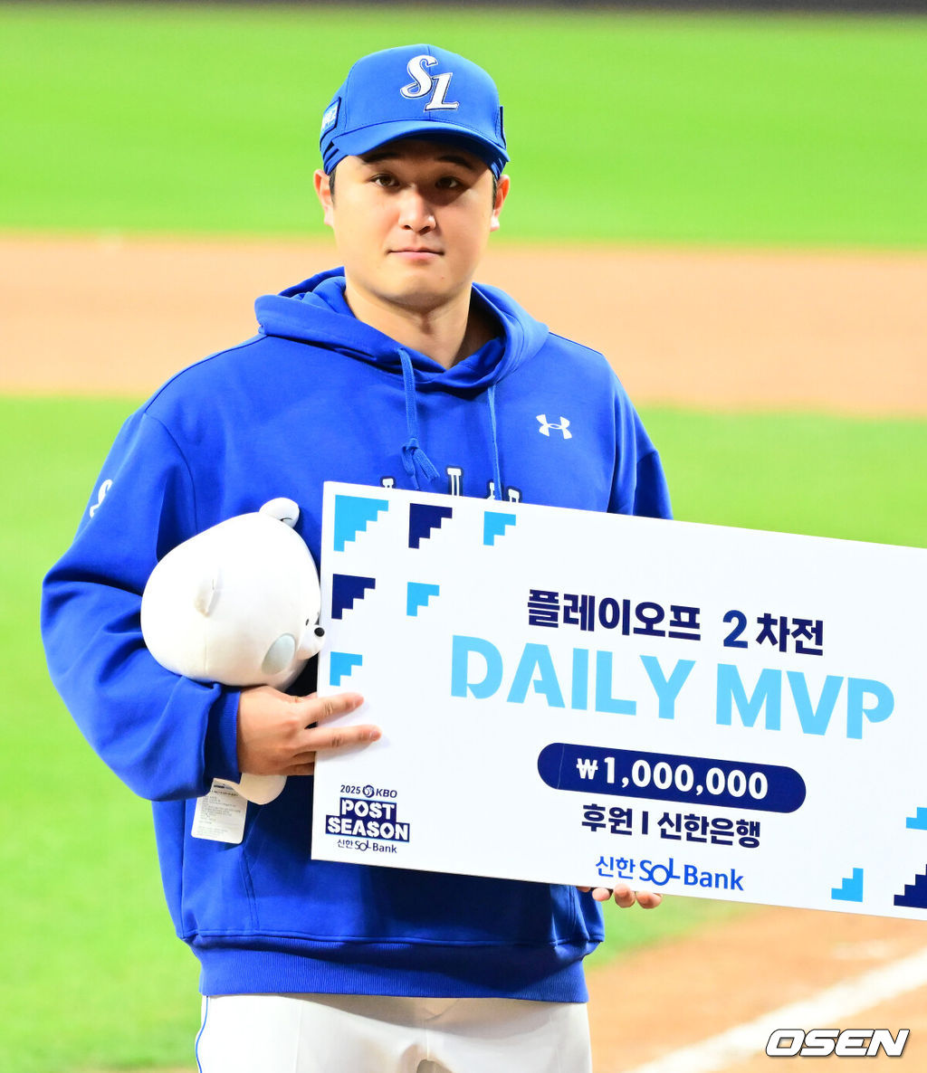 프로야구 삼성 라이온즈가 원정에서 귀중한 1승을 거두고 대구로 향한다.삼성은 19일 대전 한화생명볼파크에서 열린 포스트시즌 플레이오프 2차전 한화 이글스와의 경기에서 타선이 폭발하며 7-3 완승을 거뒀다. 시리즈 전적 1승 1패로 동률을 만들고 홈구장 대구 삼성라이온즈파크로 돌아간다. 삼성 최원태가 플레이오프 2차전 MVP에 선정되며 포즈를 취하고 있다. 2025.10.19 /jpnews@osen.co.kr