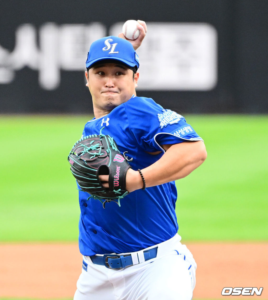 19일 오후 대전 한화생명볼파크에서 2025 신한 SOL Bank KBO리그 포스트시즌 플레이오프 2차전 한화 이글스와 삼성 라이온즈의 경기가 열렸다.한화는 라이언 와이스, 삼성은 최원태를 선발 투수로 내세웠다.4회말 삼성 최원태가 역투하고 있다. 2025.10.19 /jpnews@osen.co.kr