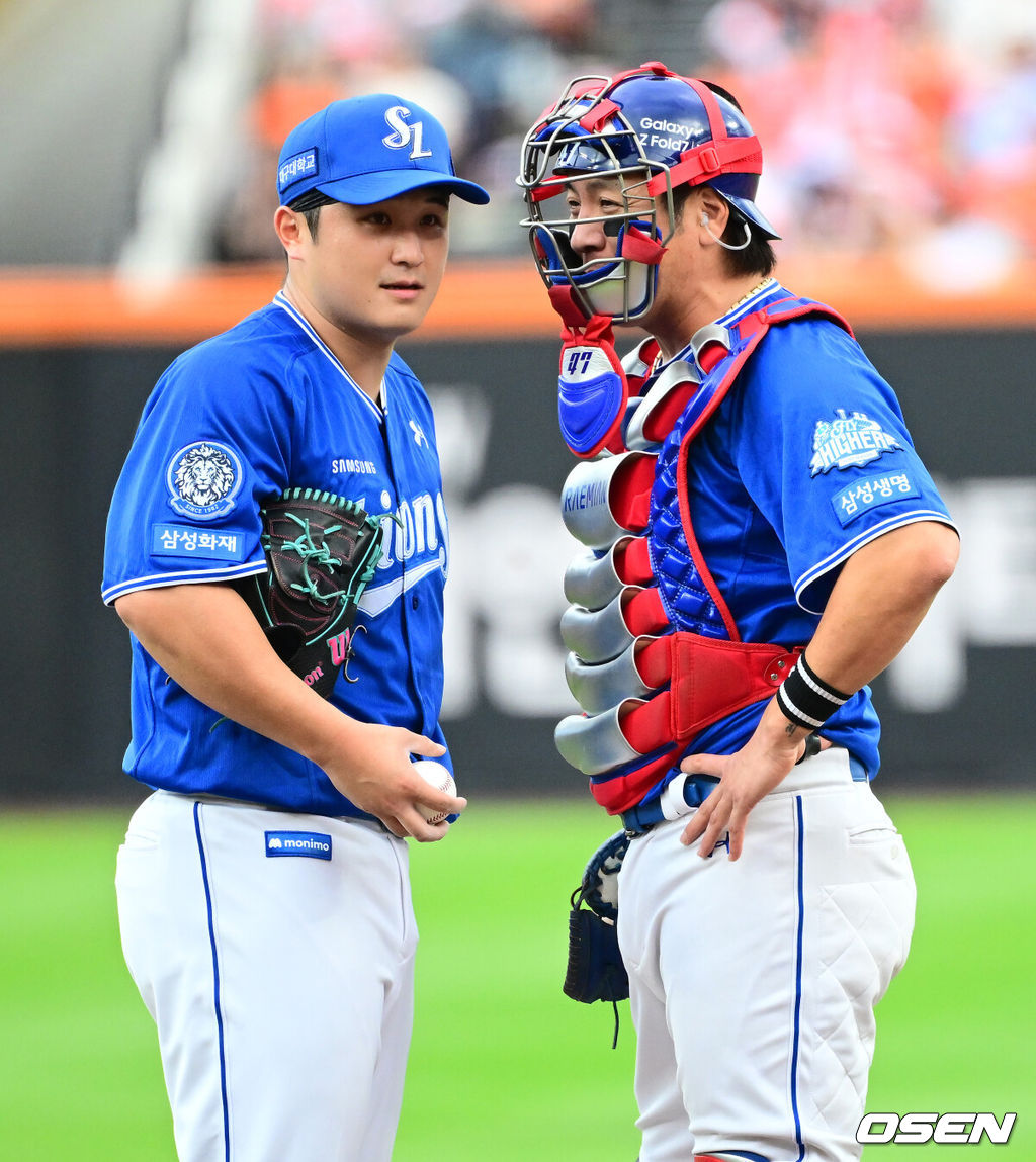 19일 오후 대전 한화생명볼파크에서 2025 신한 SOL Bank KBO리그 포스트시즌 플레이오프 2차전 한화 이글스와 삼성 라이온즈의 경기가 열렸다.한화는 라이언 와이스, 삼성은 최원태를 선발 투수로 내세웠다.2회말 2사 2,3루에서 삼성 강민호가 마운드에 올라 최원태와 이야기를 나누고 있다. 2025.10.19 /jpnews@osen.co.kr