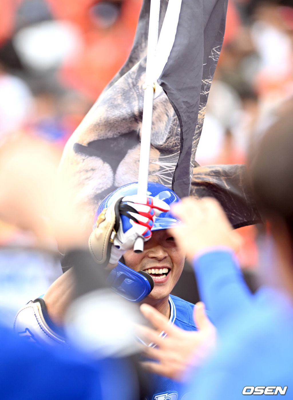 18일 오후 대전 한화생명볼파크에서 2025 신한 SOL Bank KBO리그 포스트시즌 플레이오프 1차전 한화 이글스와 삼성 라이온즈의 경기가 열렸다.한화는 폰세, 삼성은 가라비토를 선발 투수로 내세웠다.4회초 무사 김태훈이 역전 솔로 홈런을 치고 기뻐하고 있다. 2025.10.18 /spjj@osen.co.kr