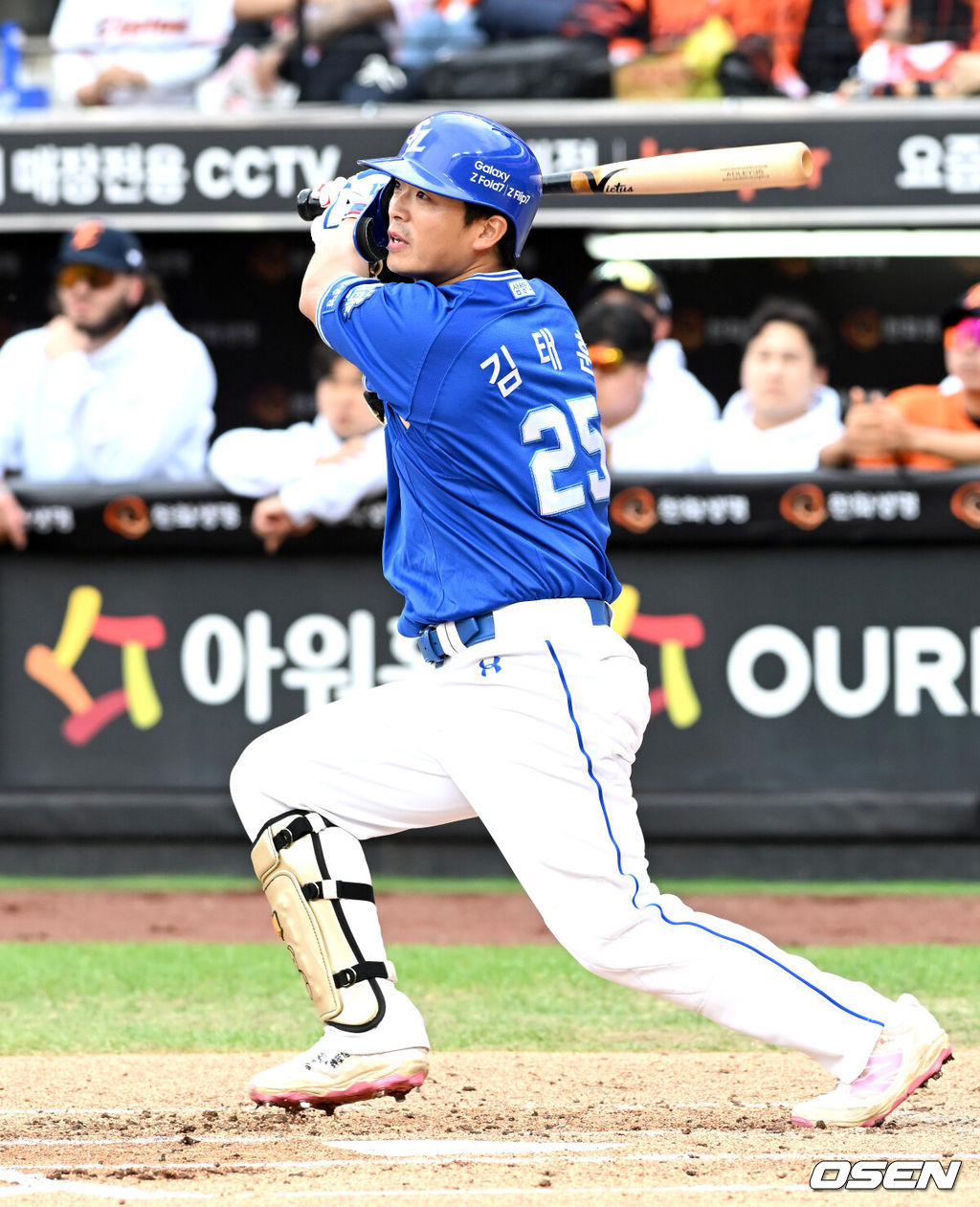 19일 오후 대전 한화생명볼파크에서 2025 신한 SOL Bank KBO리그 포스트시즌 플레이오프 2차전 한화 이글스와 삼성 라이온즈의 경기가 열렸다.한화는 라이언 와이스, 삼성은 최원태를 선발 투수로 내세웠다.삼성 2회초 2사 1루 김태훈이 안타를 치고 있다. 2025.10.19 /spjj@osen.co.kr