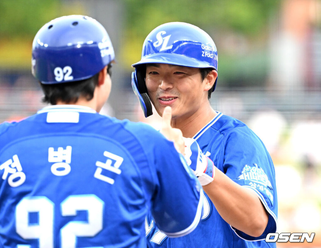 19일 오후 대전 한화생명볼파크에서 2025 신한 SOL Bank KBO리그 포스트시즌 플레이오프 2차전 한화 이글스와 삼성 라이온즈의 경기가 열렸다.한화는 라이언 와이스, 삼성은 최원태를 선발 투수로 내세웠다.3회초 2사 1루에서 삼성 김태훈이 우중간 안타를 치고 환호하고 있다. 2025.10.19 /sunday@osen.co.kr