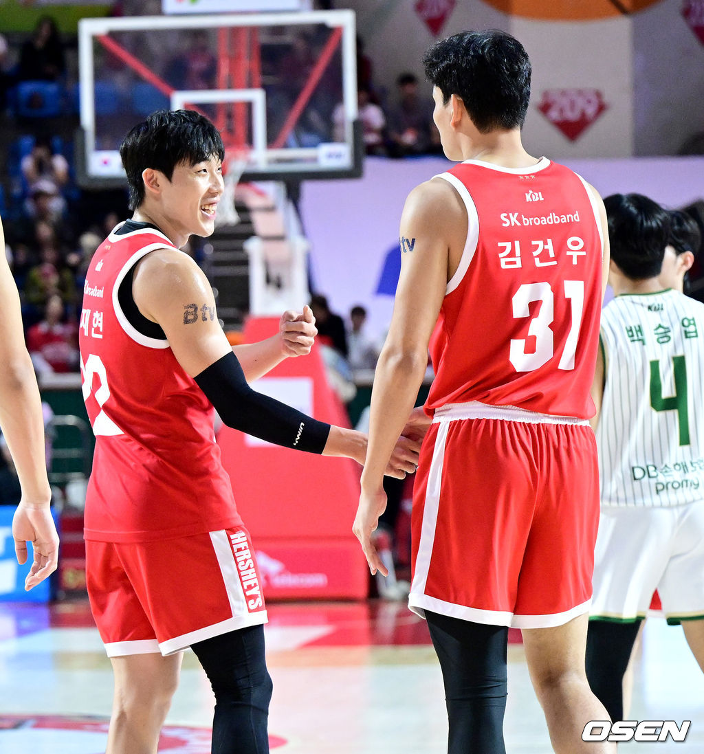 19일 오후 서울 잠실 학생체육관에서 ‘2025-2026 LG전자 프로농구’ 서울 SK와 원주 DB의 경기가 열렸다.이날 경기는 홈팀 SK가 81-66으로 승리하며 4연패 탈출에 성공했다.경기를 마치고 승리한 SK 오재현과 김건우가 인사를 나누고 있다. 2025.10.19 / dreamer@osen.co.kr