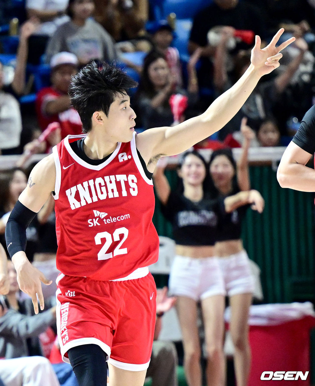 19일 오후 서울 잠실 학생체육관에서 ‘2025-2026 LG전자 프로농구’ 서울 SK와 원주 DB의 경기가 열렸다.홈팀 SK는 올 시즌 2승 4패, 방문팀 DB는 4승 2패를 마크하고 있다.2쿼터, SK 오재현이 3점슛을 성공시킨 뒤 기뻐하고 있다. 2025.10.19 / dreamer@osen.co.kr